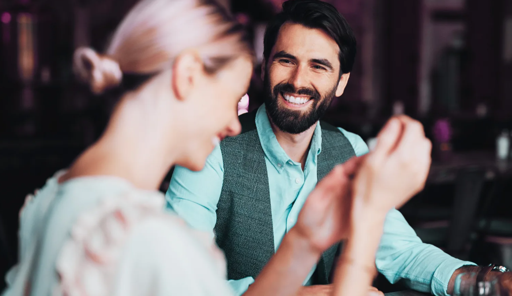 A man's body language: How to recognize his interest